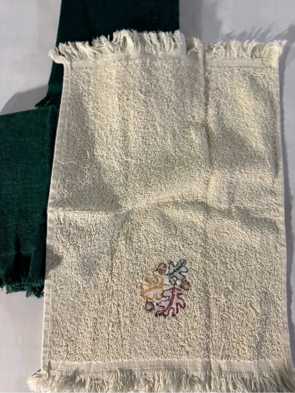 Vtg set of 3 Embroidered Fall Hand and Fingertip Towel Set - Green & Cream